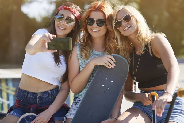 Freundinnen machen Selfie — Stockfoto