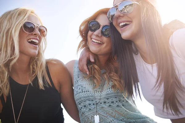 Happy kvinnliga vänner — Stockfoto