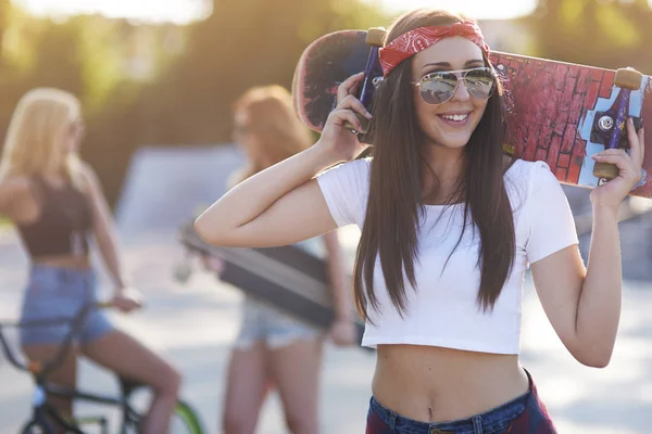 Adolescente avec son skateboard — Photo