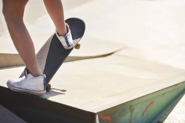 Woman riding skateboard — Stock Photo, Image