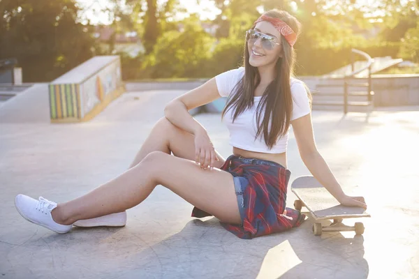 그녀의 스케이트 보드와 십 대 소녀 — 스톡 사진