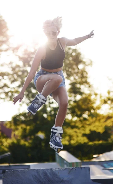 Flickan hoppar på rullskridskor — Stockfoto