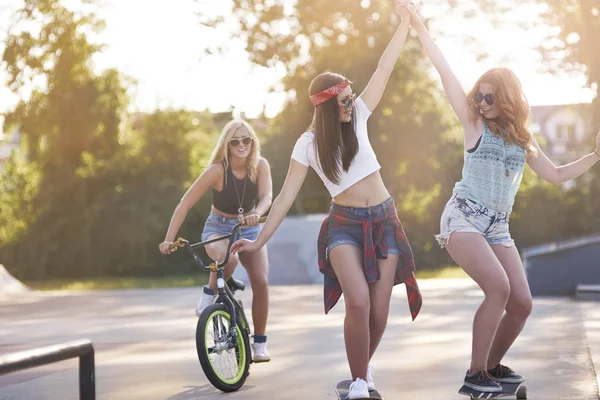 Happy kvinnliga vänner — Stockfoto