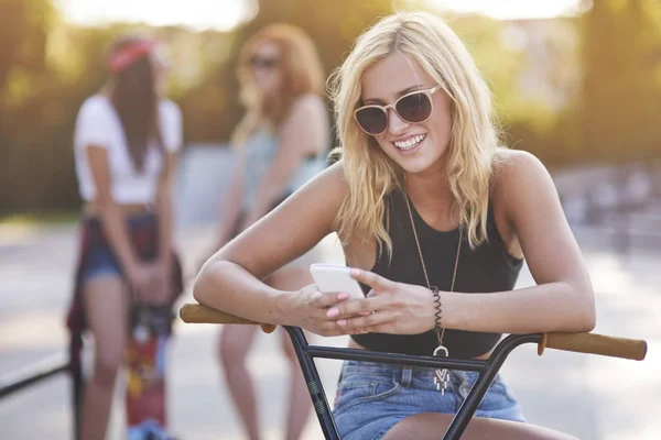 Chica feliz con bicicleta — Foto de Stock