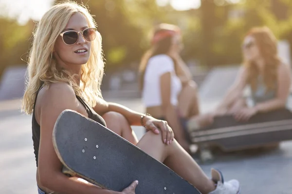 Tonårig flicka med sin skateboard — Stockfoto