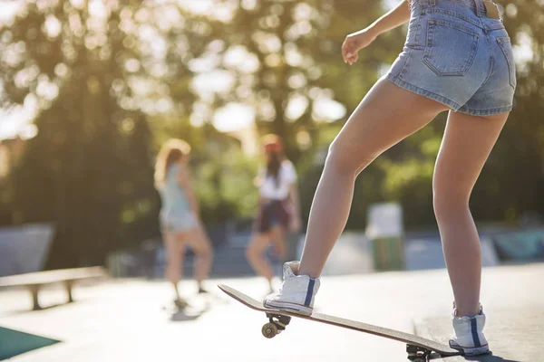 Woman riding skateboard — Stock Photo, Image