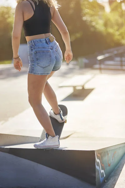 Γυναίκα ιππασία skateboard — Φωτογραφία Αρχείου