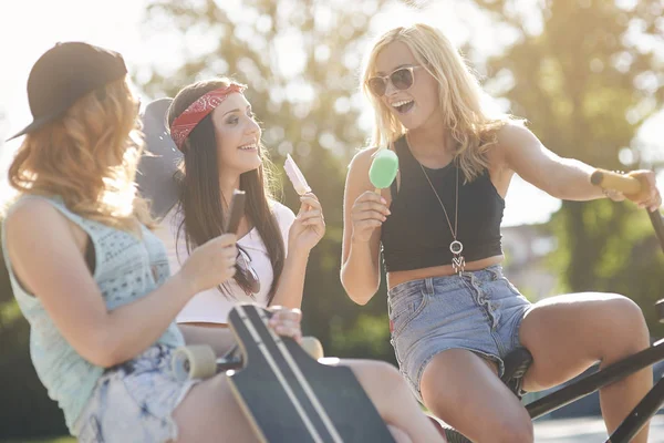 Happy friends eating ice cream — Stock Photo, Image