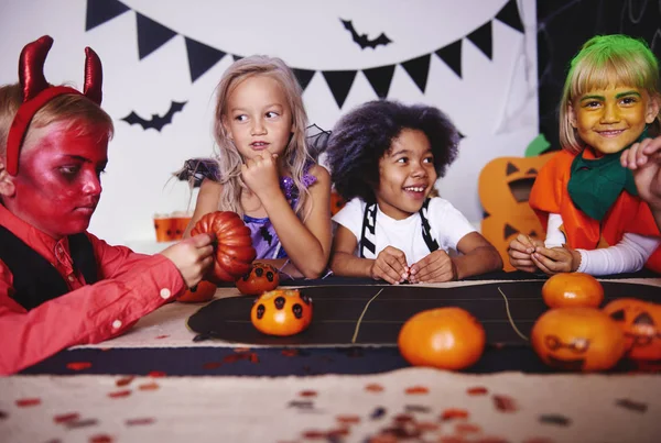 Дети играют в костюмах на вечеринке в честь Хэллоуина — стоковое фото