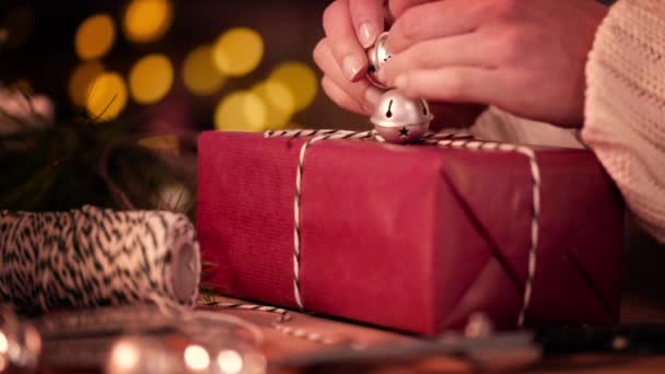 Žena balení a zdobení vánoční dárek — Stock video