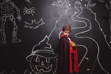 Vampir kostümü poz içinde çocuk 