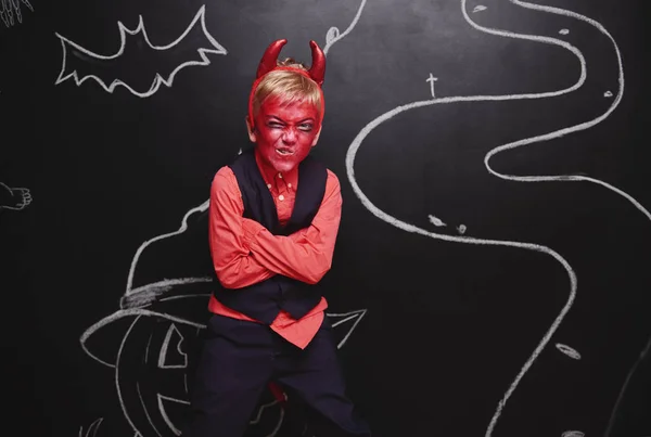 Мальчик празднует Хэллоуин в костюме дьявола — стоковое фото