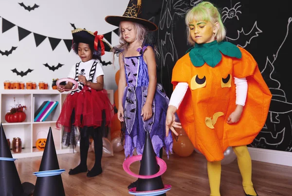 Діти, які активно проводити час на Halloween party — стокове фото