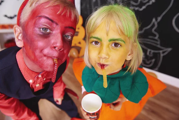 I bambini mangiano vermi gommosi ad Halloween — Foto Stock