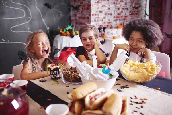 A gyerekek a halloween jelmezeket birtoklás egy snack — Stock Fotó