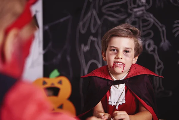 Portrét chlapce oblečená jako halloween vampir — Stock fotografie