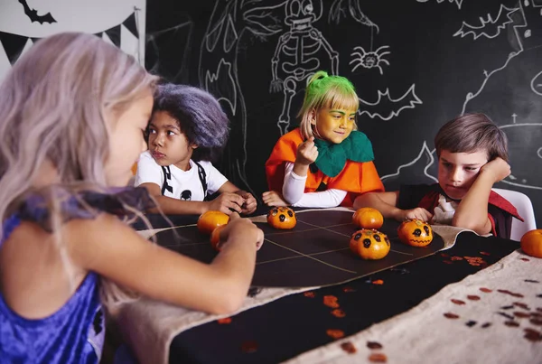Bambini che giocano mentre festa di Halloween — Foto Stock