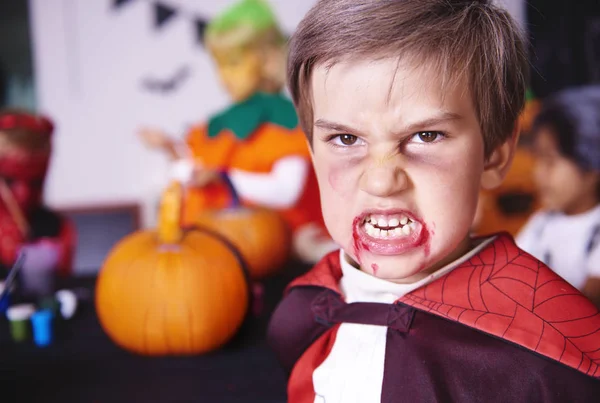 Bir vampir olarak giyinmiş çocuk portresi 