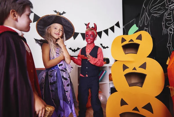 Los niños en trajes de Halloween en el festival tradicional — Foto de Stock