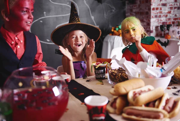 Niños disfrutando de una comida en el carnaval — Foto de Stock