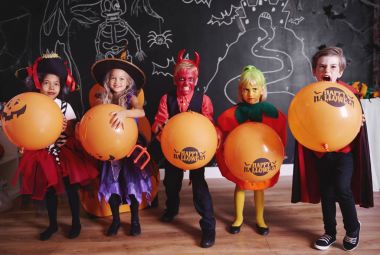 Çocuklarda üst üste duran ve poz kostüm 