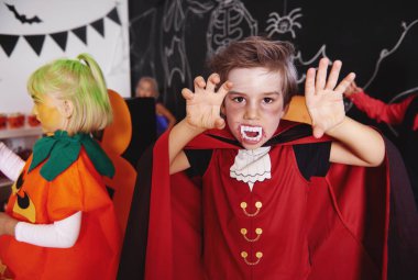 Erkek vampir kamera için hırlıyor 