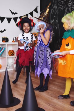 Farklı eğlenceli katılan kız 