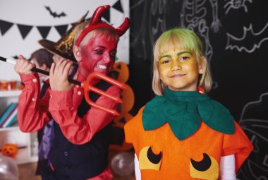 Kardeş kardeşi korkutmaya 