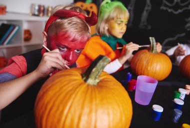 Bu Cadılar Bayramı ile bağlı geleneğidir