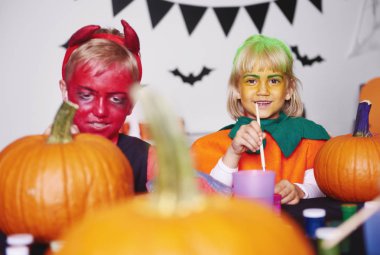 Bal kabağı boyama onların favori Halloween bir parçasıdır