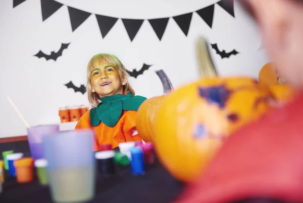 Usmívající se dívka se těší halloween čas — Stock fotografie