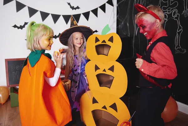 Yeni oluşturma eğlenceli bir çocuk 