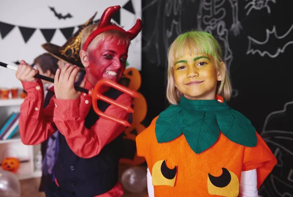 Kardeş kardeşi korkutmaya 