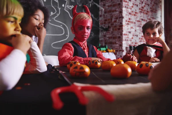 Erkek arkadaşıyla oynarken şeytan kostümü