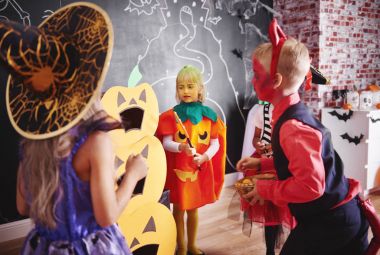 Çocuklar Cadılar Bayramı kutluyor 