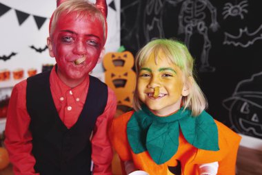 Sakızlı solucanlar yeme kardeşler  