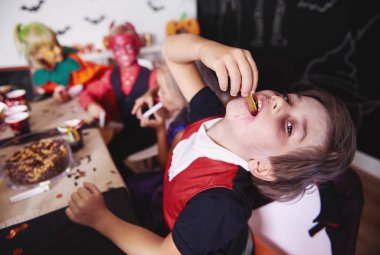 Çocuk yemek sakızlı solucan