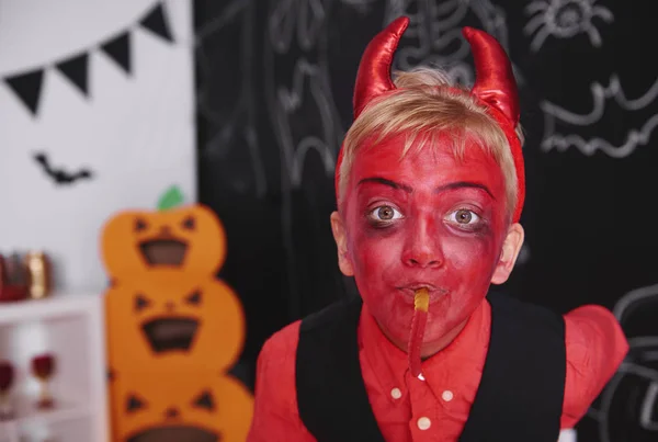 Мальчик в костюме дьявола — стоковое фото