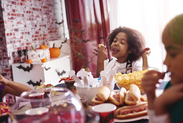 Çocuklar tatlı yiyor.