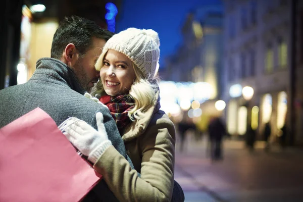 Primer plano de la mujer abrazando a su pareja — Foto de Stock