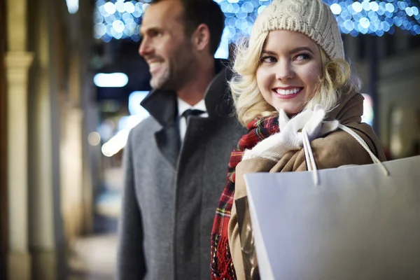 Vrouw uitgaven een beetje geld tijdens het winkelen — Stockfoto