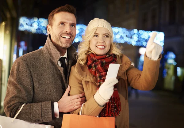 Alışveriş yapmak için yeni yerler keşfetmek Çift 