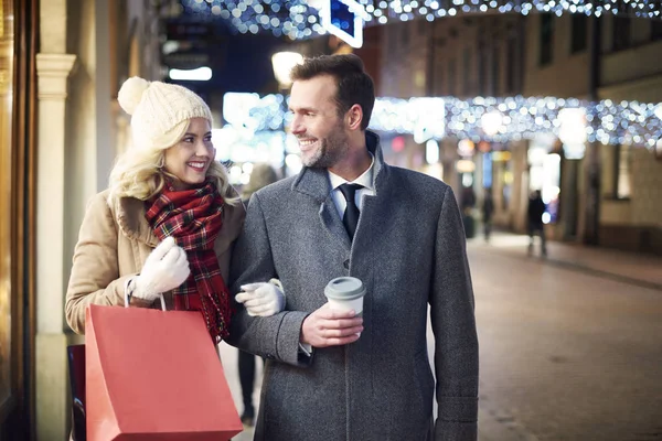 Het winkelen van de geest van Kerstmis is in de stad — Stockfoto