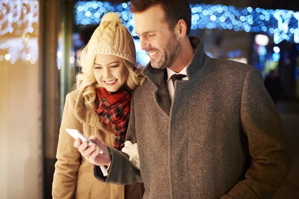 Telefonunuzun ve açık havada çift kadar bel