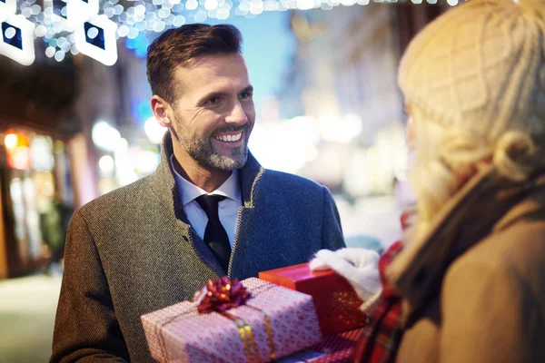 Hombre sorprendente mujer con regalo inesperado —  Fotos de Stock