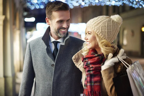 Cheerful couple shopping on the evening — Stock Photo, Image