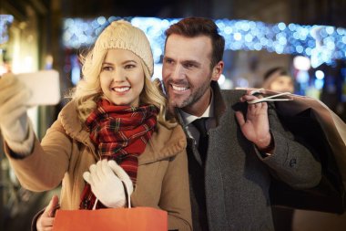 Kadın hızlı bir süre alışveriş ateş alarak 