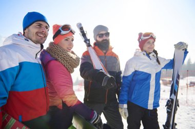Kayak Merkezi üzerinde arkadaş grubu
