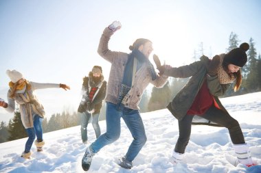 Snowfight güneşli