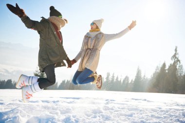İki bayan arkadaşlar o kadar yüksekten atlama